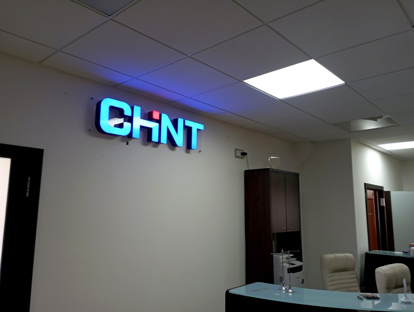 Комбинированная вывеска и световые буквы для офиса