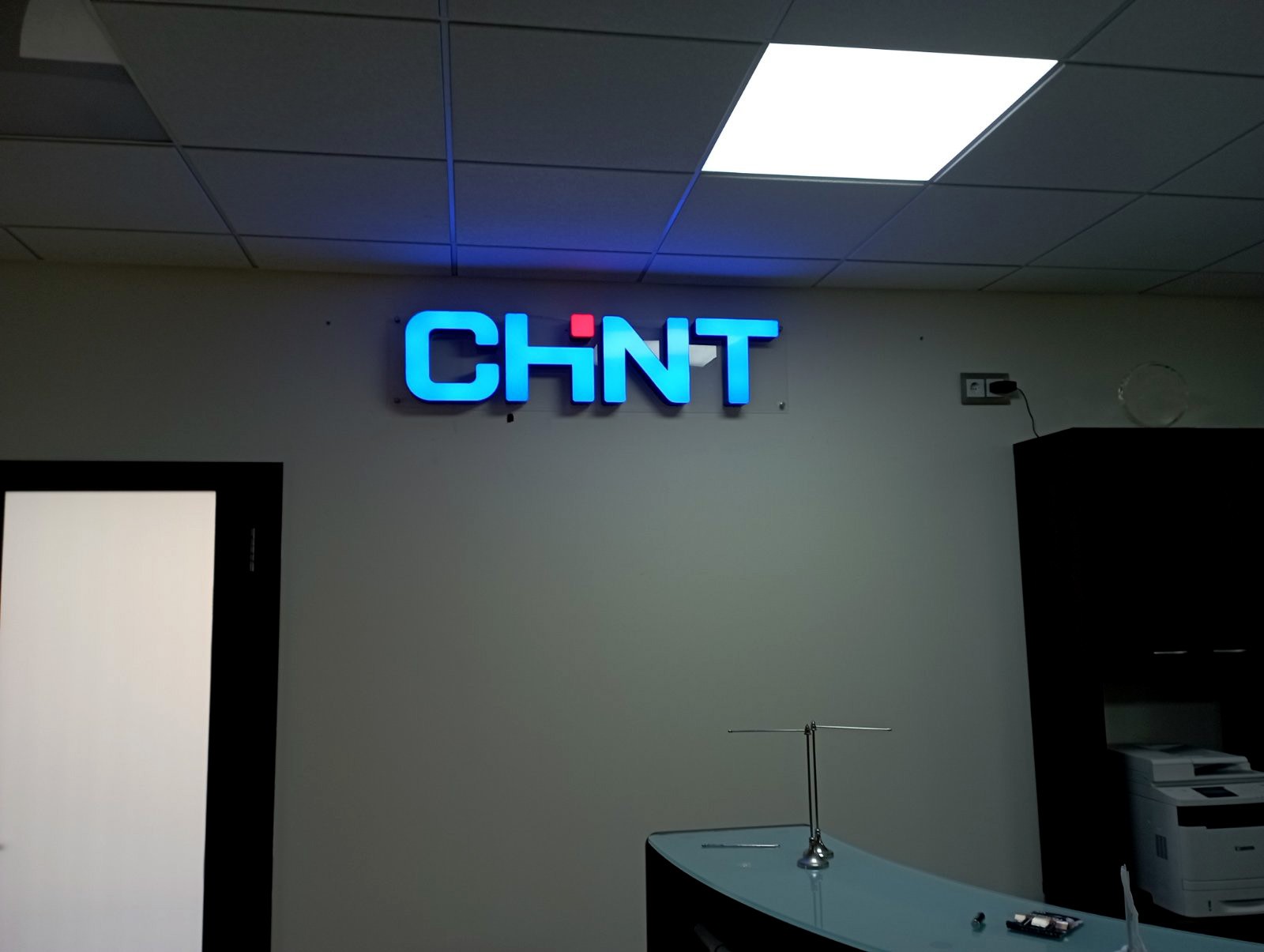 Комбінована вивіска та світлові літери для офісу