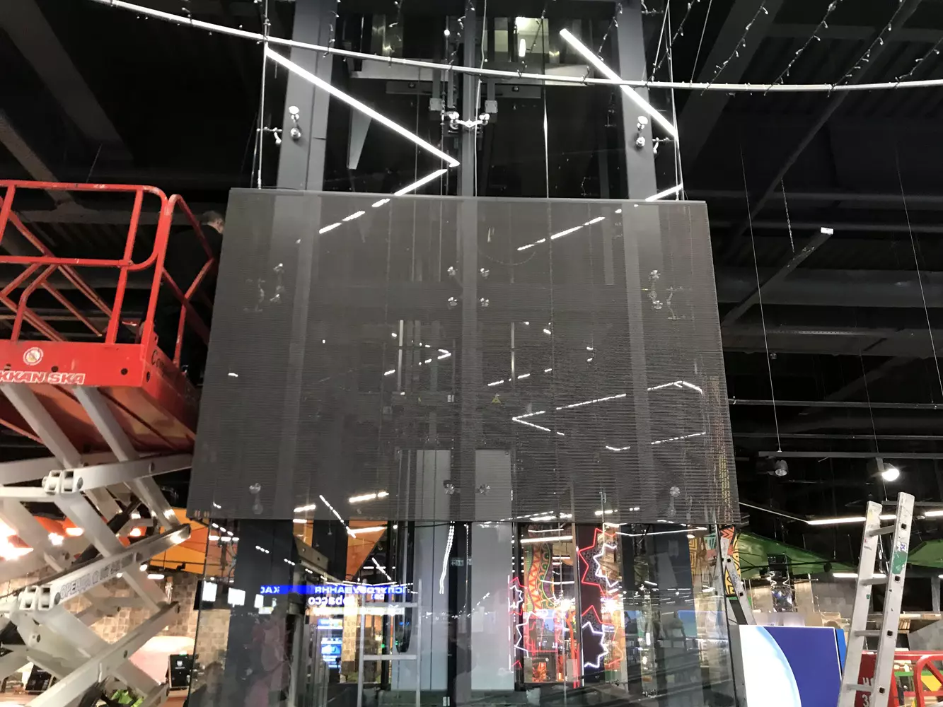Прозорий світлодіодний екран у торговому центрі