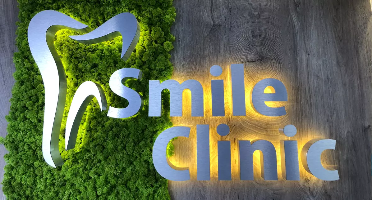 Інтер’єрна вивіска для стоматологічної клініки Smile Clinic