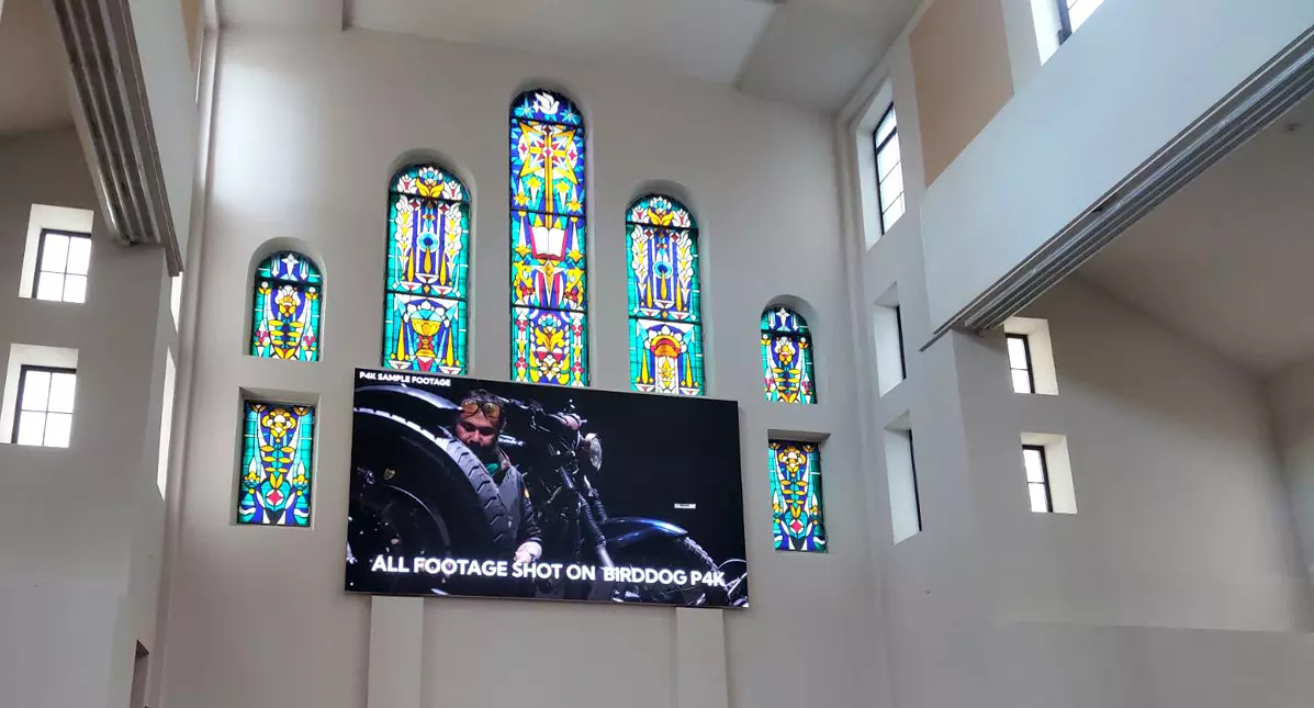 екран в церкві