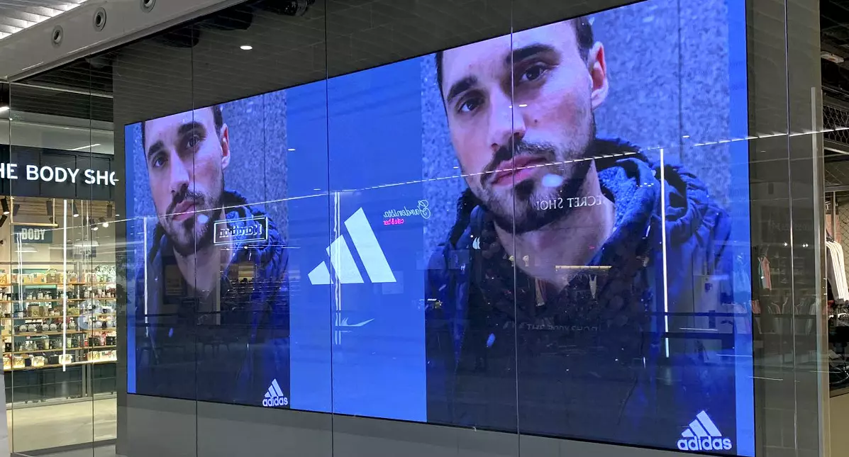 ЛЭД экран для витрины магазина Adidas